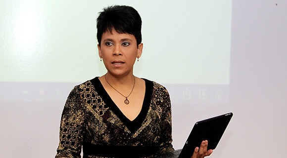 拿着笔记本电脑的教授投射幻灯片