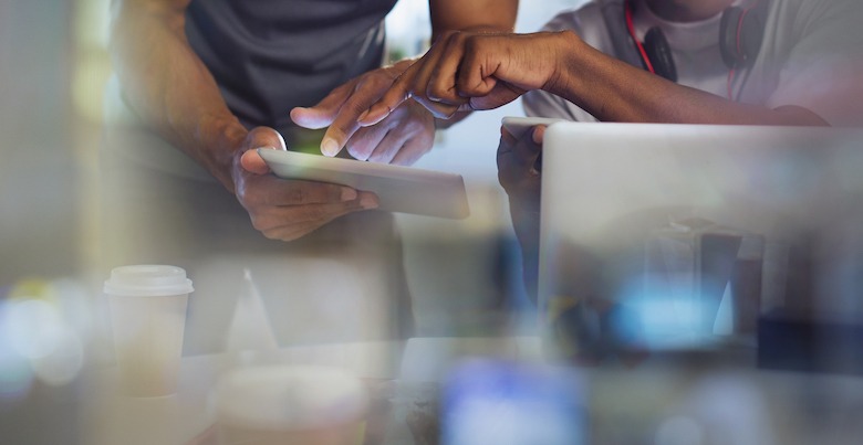 使用数字平板电脑的创意商人