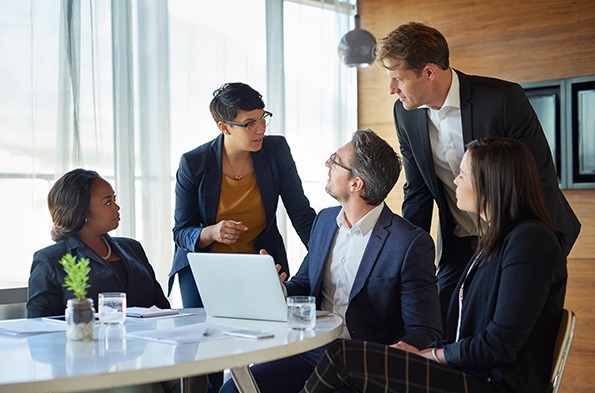 一群正在开会的人