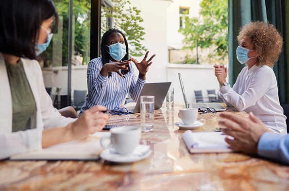 戴着口罩开会的职员们