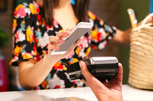 客户在结账时使用手机