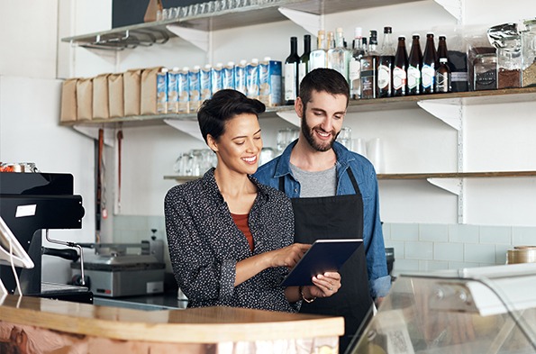 小企业主在平板电脑上建立网络