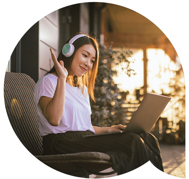 远程工人在门廊参加会议