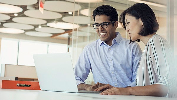 一起工作在膝上型计算机的两个同事