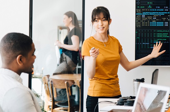 一个女人呈现给同事的幻灯片