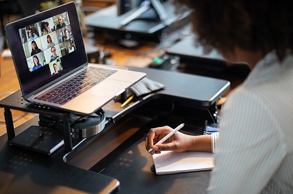 在视频会议上做笔记的女人
