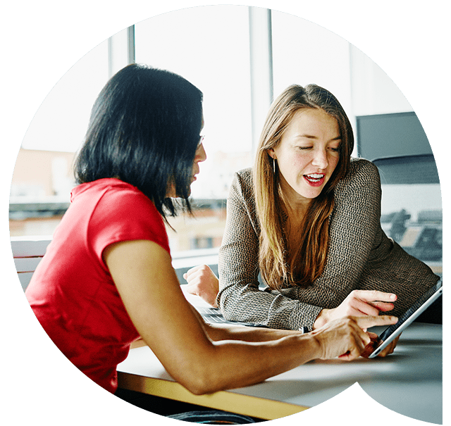 合作在平板电脑上的两位同事