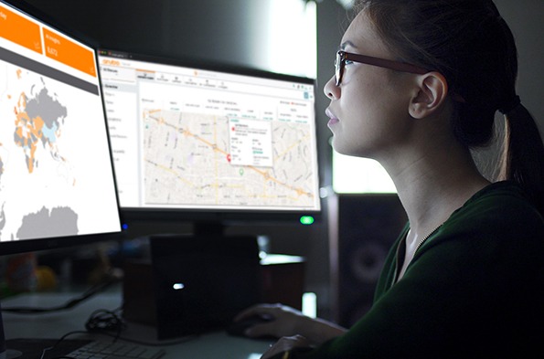 网络管理员在两台显示器前显示Aruba Central