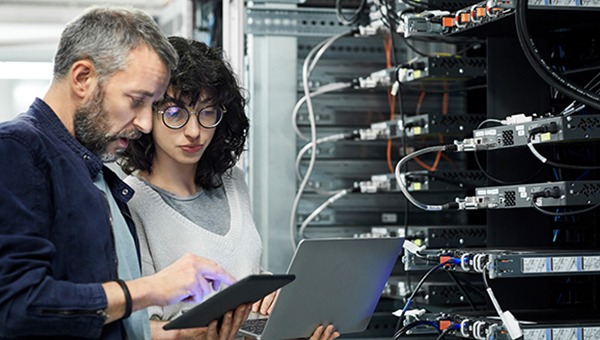 两个工程师在数据中心的移动设备上